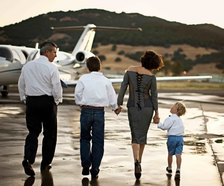 Una famiglia cammina verso un jet privato
